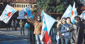 I sindacati di polizia hanno manifestato davanti alla villa di Berlusconi