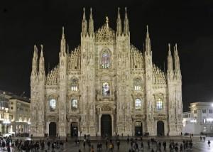 Il Duomo di Milano illuminato per la notte