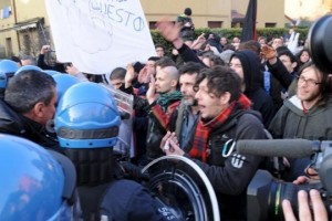 La manifestazione del Popolo Viola il 6 febbraio davanti alla villa di Arcore