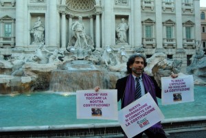 Gianfranco Mascia durante il blitz costituzionale alla Fontana di Trevi