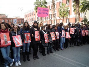 Né coccodè né co.co.pro.: un cartello alla manifestazione "Se non ora quando?" per la dignità delle donne