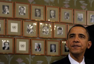 Il presidente Obama siede di fronte alle foto dei precedenti Nobel per la Pace durante una cerimonia all'Istituto Nobel Norvegese di Oslo il 10 dicembre 2009 (AP Photo/Susan Walsh).