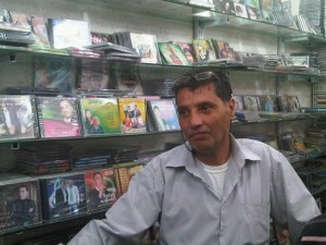 Al Taqtouq nel suo piccolo negozio di dischi a Nablus, Palestina