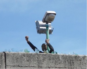 Un immigrato si affaccia dal Cie "Adolfato" di S. Maria Capua Vetere