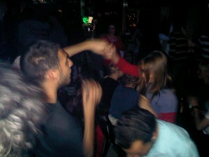 Giovani palestinesi ballano in un pub nella notte di Ramallah