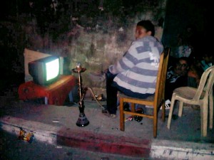 Ragazzi palestinesi guardano la partita per strada a Ramallah