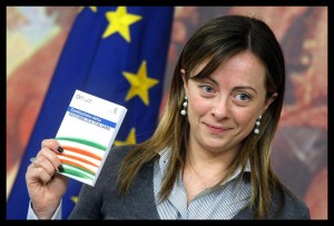 Il ministro della Gioventù Giorgia Meloni con una copia della Costituzione