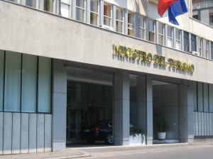 L'ingresso del Ministero per il Turismo con l'insegna "Ministro per il Turismo"