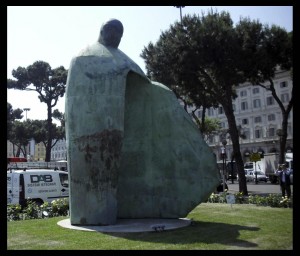La statua di Giovanni Paolo II alla stazione Termini di Roma