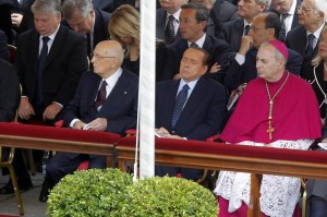 Berlusconi si appisola durante la beatificazione di Papa Wojtyla