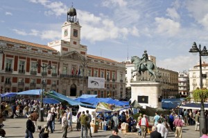 La protesta giovanile alla Puerta del Sol di Madrid