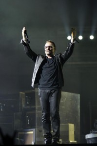 Bono Vox sul palco durante un concerto degli U2