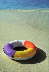 Ciambella salvagente in riva al mare