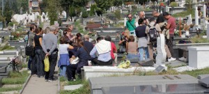 Poeti e viaggiatori sulla tomba del poeta Izet Sarajlic, al Cimitero del Leone di Sarajevo