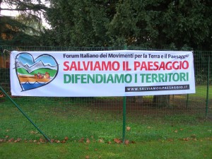 Uno striscione di Salviamo il paesaggio