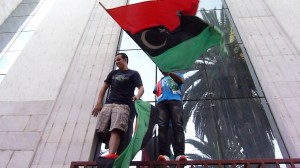 due ragazzi libici mutilati festeggiano la morte di Gheddafi all'ambasciata di Tunisi