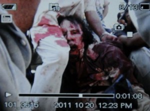 Il cadavere di Gheddafi nella foto di France Press