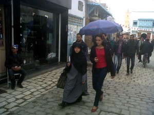 Donne per la strada in Tunisia