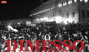 La folla al Quirinale per le dimissioni di Silvio Berlusconi
