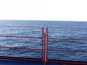 Il mare visto dal ponte di una nave