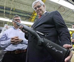 Newt Gingrich con un fucile da lui firmato a Newport il 6 gennaio 2012