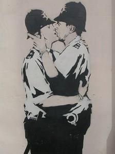 Bansky, policemen kissing, 2006