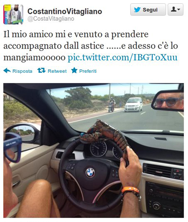  L'idolo di 'Uomini e Donne' e l'astice. Che come il suo italiano non ha... scampo.