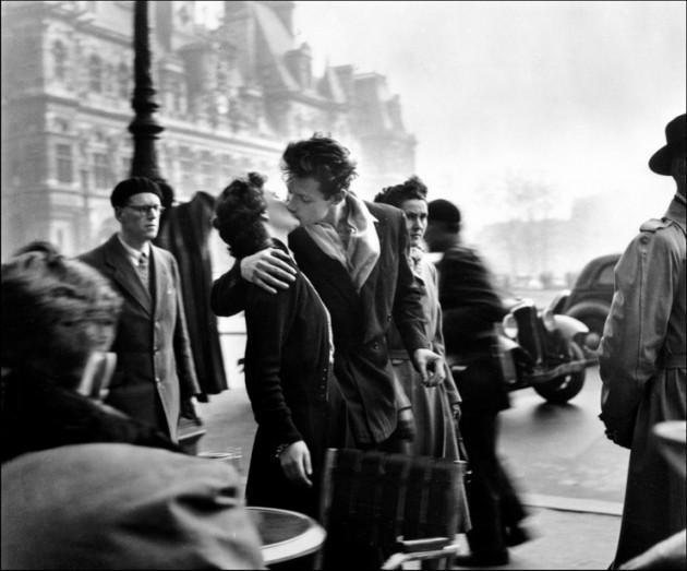Il Bacio dell'Hotel de Ville - Parigi, 1950 (foto © atelier Robert Doisneau)