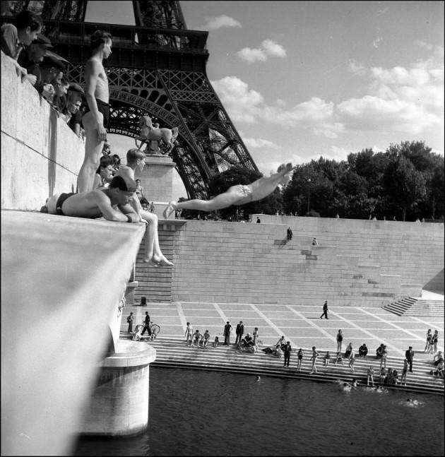  Pont d'Iéna - Parigi, 1945 (foto © atelier Robert Doisneau)