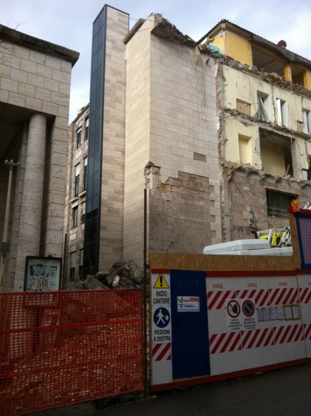 Demolizione palazzo Inail L'Aquila