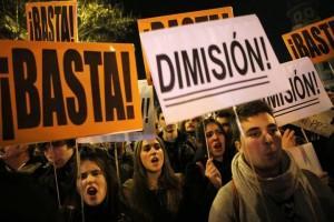 Proteste davanti alla sede del Partito popolare, Spagna