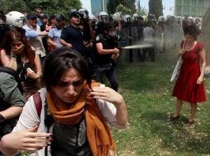 Istanbul, Gezi Park - ragazza in rosso (Fonte: t24)