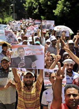Egitto, in piazza decine di migliaia di sostenitori Morsi