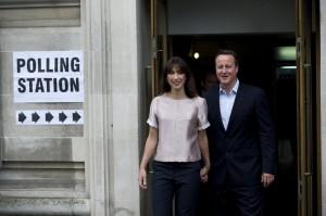 Europee, David Cameron va a votare con la moglie