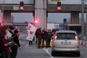 Manifestanti no tav bloccano l'autostrada torino bardonecchia all'altezza del casello