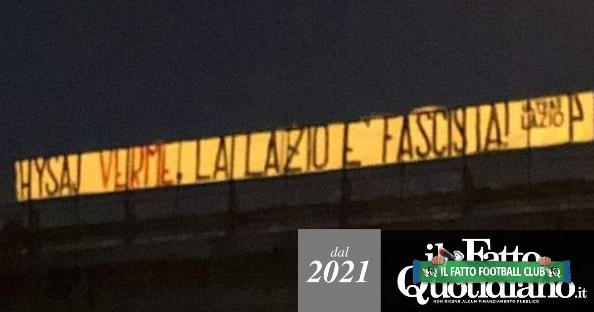 Lazio, lo striscione contro Hysaj: “Verme, la Lazio è fascista”. Ma la dirigenza lo difende: “Mantenere clima di serenità”